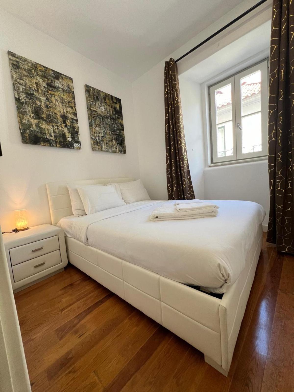 32 2 - Heart Of Lisbon Private Apartment, Bairro Alto Exterior photo